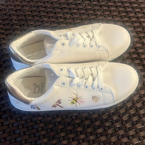 Betani sneakers lace up embroidery bee dragon fly size 10 - Picture 1 of 10